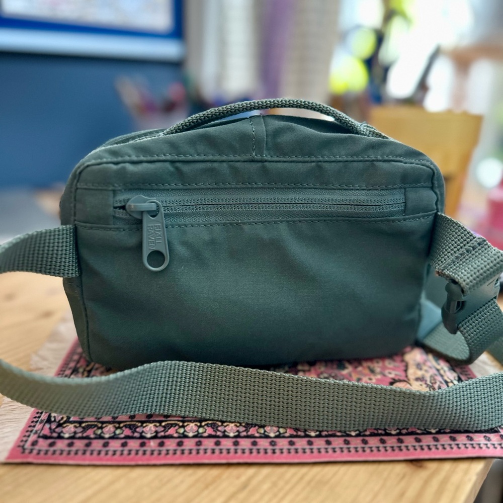 Fjällräven Kånken Green Crossbody Bag - Picture 2 of 2